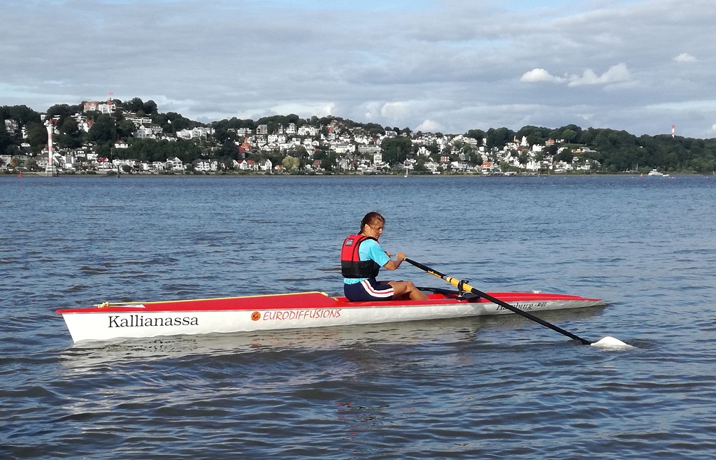 Coastal-Ruderin vor Blankenese