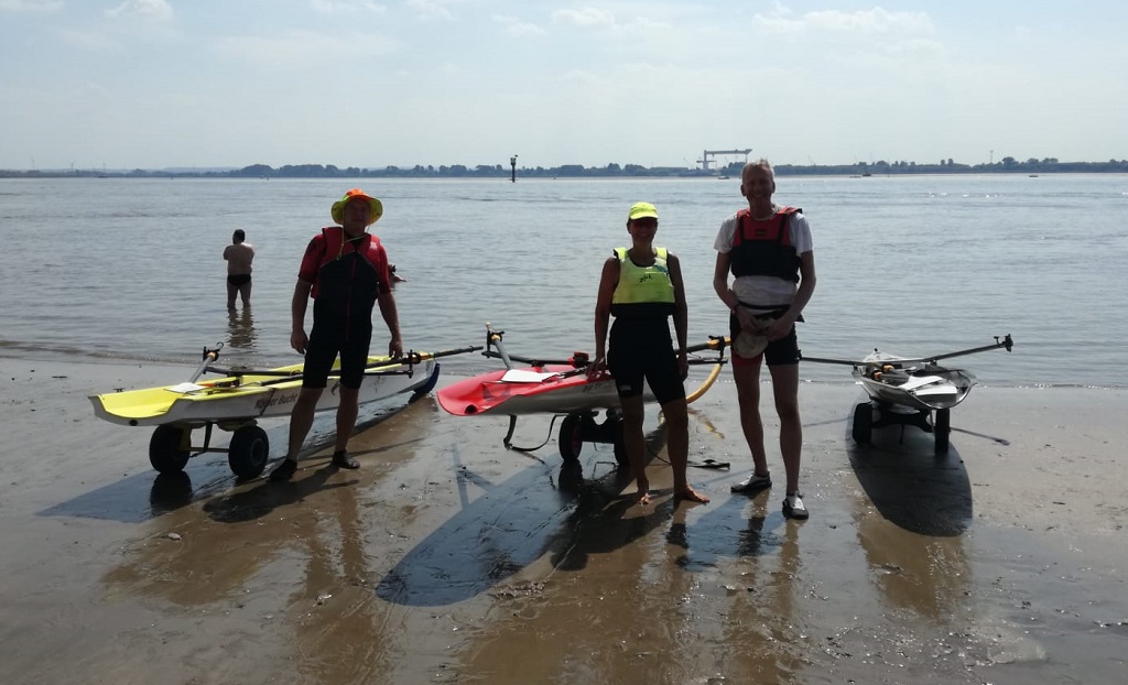 Rudergruppe am Strand